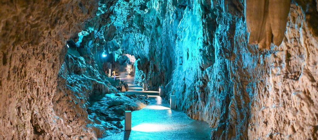 Ryusendo Cave (Iwate)
Hidden Gems of Japan