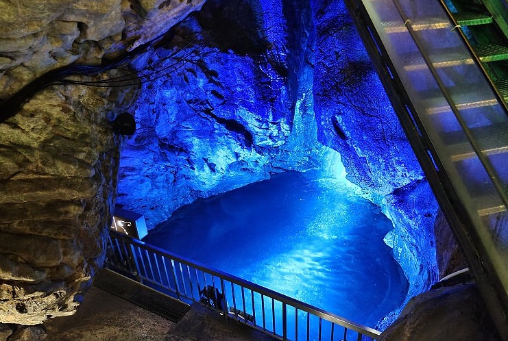 Ryusendo Cave (Iwate)
Hidden Gems of Japan