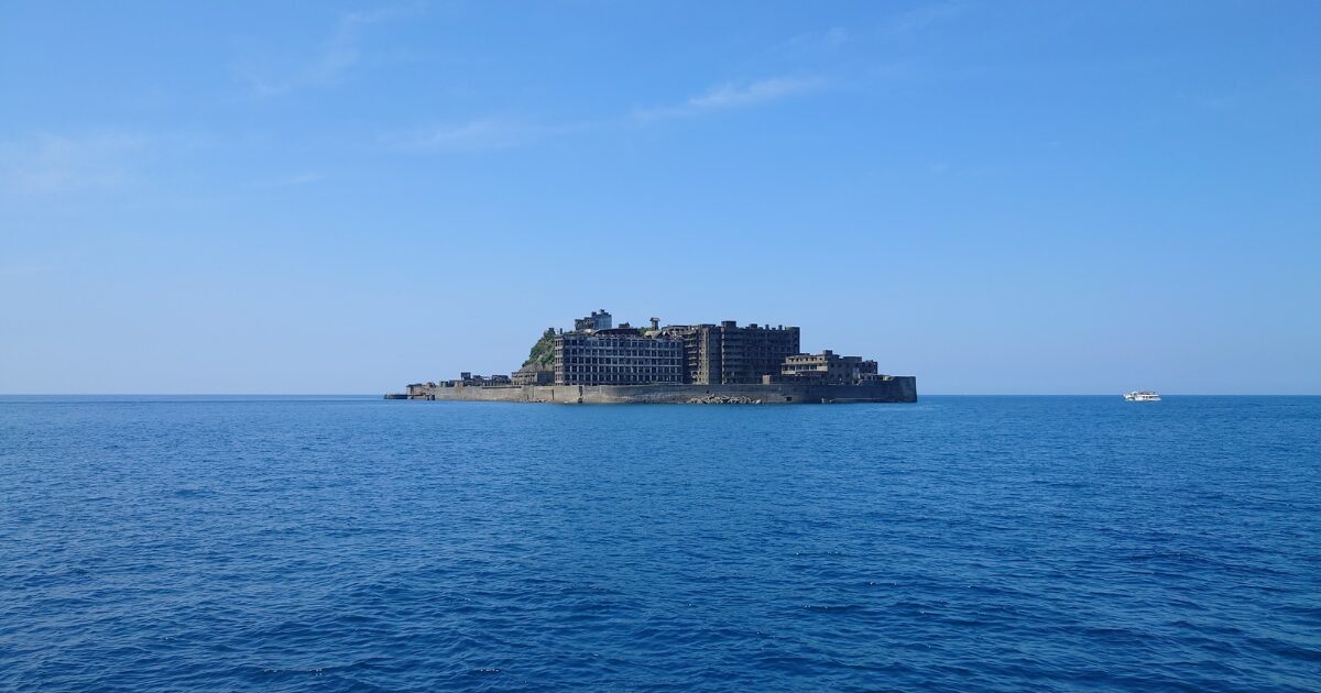 長崎県 │ 軍艦島 (端島)を歩く ― 廃墟に眠る夢と記憶、海に浮かぶ世界遺産の物語