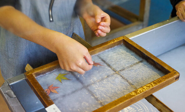 和紙　日本文化　日本の伝統　紙漉き