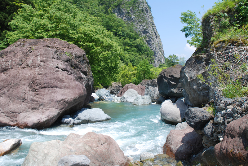 日本の 秘境　小滝川ヒスイ峡