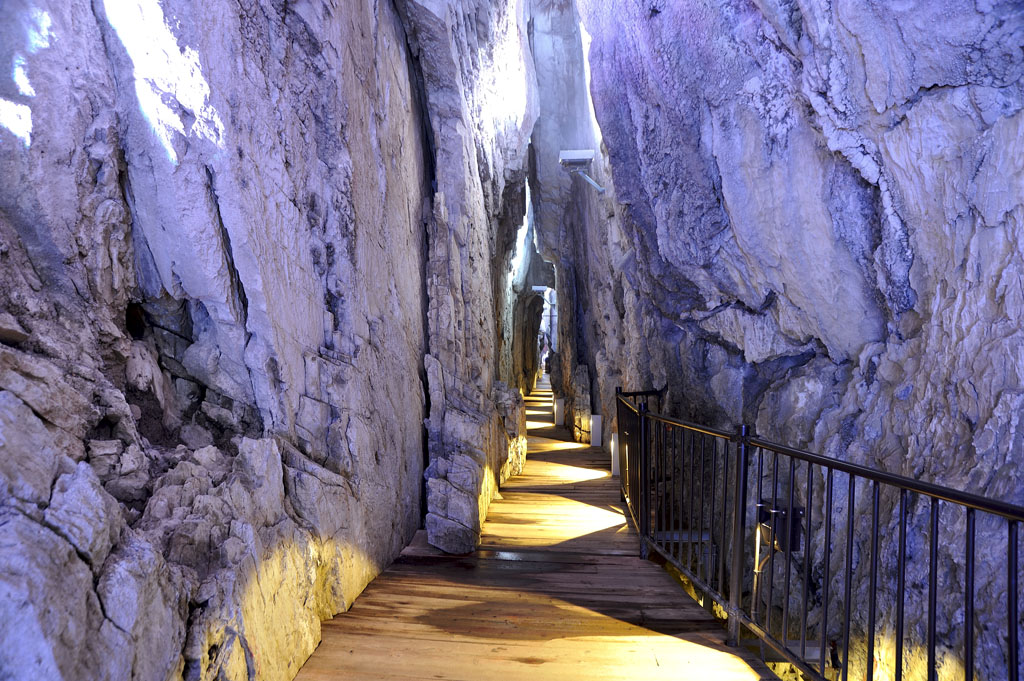 龍泉洞（岩手県岩泉町）
日本の秘境